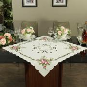Centro de Mesa Quadrado com Bordado Richelieu 85x85cm - Anabela Rosa - Dui Design