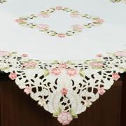 Centro de Mesa Quadrado com Bordado Richelieu 85x85cm - Anelise Branco e Rosa - Dui Design