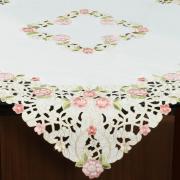 Centro de Mesa Quadrado com Bordado Richelieu 85x85cm - Anelise Branco e Rosa - Dui Design