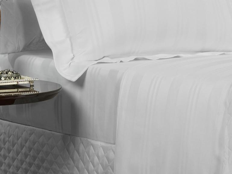 Kit: 1 Cobre-leito Casal + 2 porta-travesseiros Cetim de Algodo 1.000 fios - Baviera Branco - Dui Design