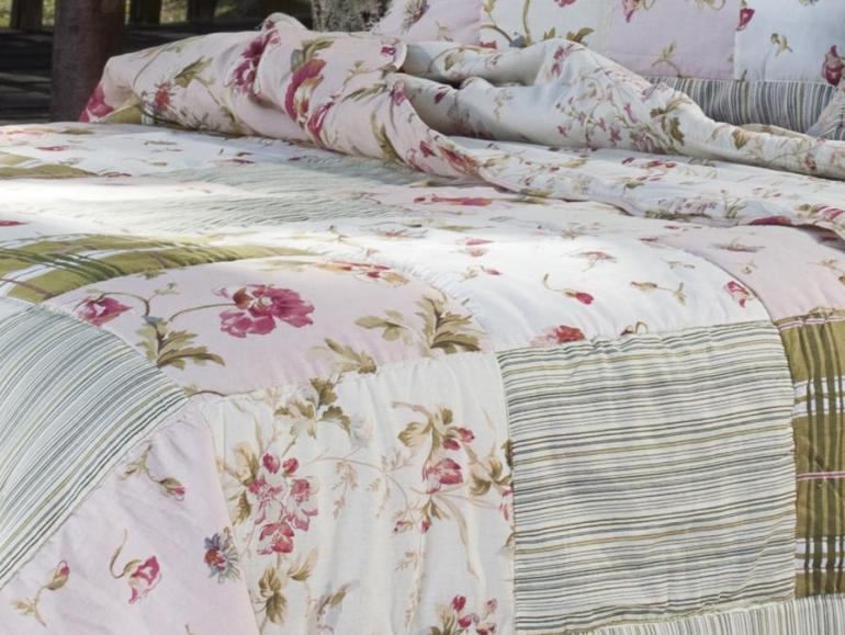 Kit: 1 Cobre-leito Queen PatchWork + 2 Porta-travesseiros - Campestre Rosa - Corttex