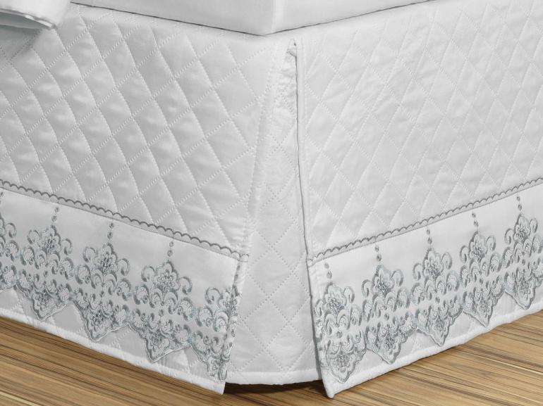 Saia para cama Box Matelassada com Bordado Ingls Queen - Castelo Branco e Azul - Dui Design