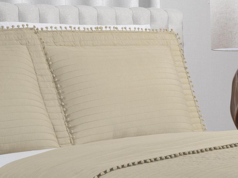 Kit: 1 Cobre-leito Pompom King Bouti de Microfibra Ultrasonic  + 2 Porta-travesseiros - Charme Bege - Dui Design