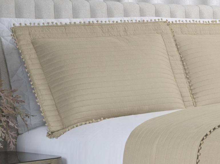 Kit: 1 Cobre-leito Pompom King Bouti de Microfibra Ultrasonic  + 2 Porta-travesseiros - Charme Bege - Dui Design