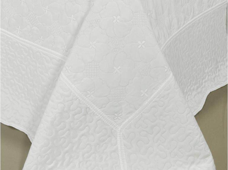 Kit: 1 Cobre-leito Queen Bouti Bordada de Microfibra + 2 Porta-travesseiros - Chennai Branco Gelo - Dui Design