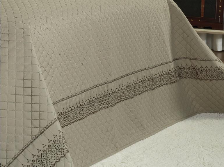 Kit: 1 Cobre-leito Casal + 2 Porta-travesseiros Microfibra Toque Acetinado com Bordado Inglês - Cincinnati Bege - Dui Design