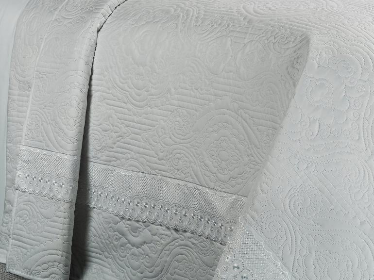 Kit: 1 Cobre-leito Casal + 2 Porta-travesseiros Microfibra Toque Acetinado com Bordado Ingls - Copenhague Branco - Dui Design