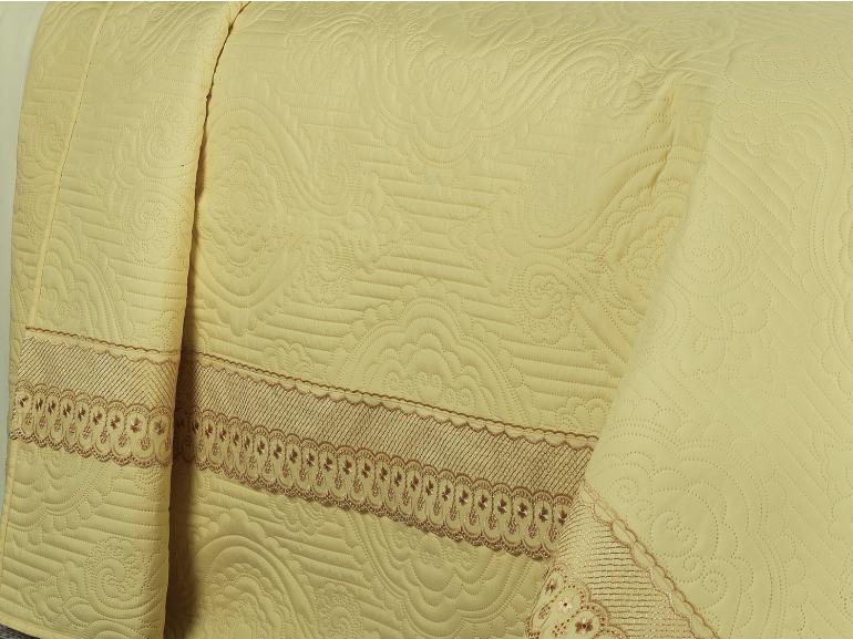 Kit: 1 Cobre-leito Solteiro + 1 Porta-travesseiro Microfibra Toque Acetinado com Bordado Ingls - Copenhague Vanilla e Dourado - Dui Design