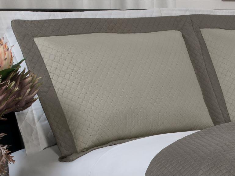 Kit: 1 Cobre-leito Casal Bouti de Microfibra Ultrasonic  + 2 Porta-travesseiros - Diamond Taupe - Dui Design