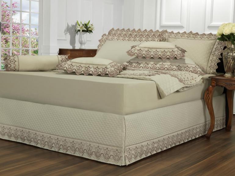 Saia para cama Box Matelassada com Bordado Inglês King - Dover Castanho - Dui Design