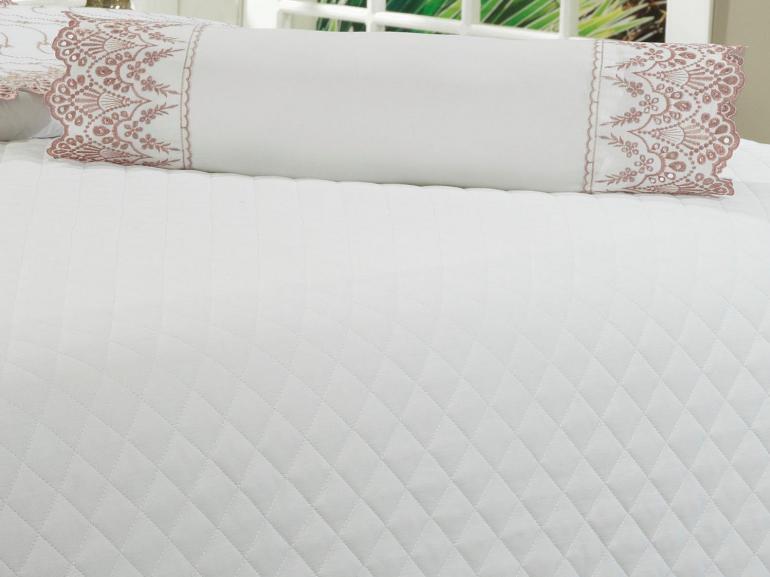 Kit: 1 Cobre-leito Casal + 2 porta-travesseiros Cetim de Algodo 300 fios com Bordado Ingls - Elegance Branco e Rosa Velho - Dui Design