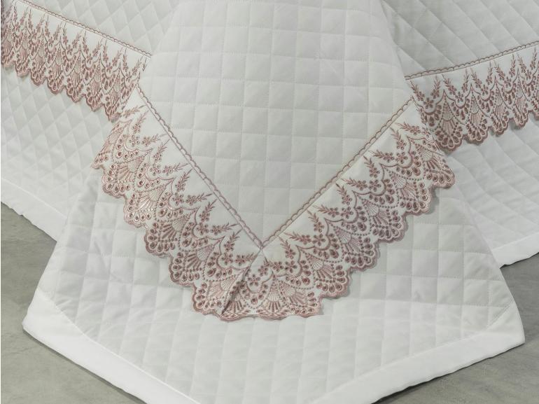 Kit: 1 Cobre-leito Casal + 2 porta-travesseiros Cetim de Algodo 300 fios com Bordado Ingls - Elegance Branco e Rosa Velho - Dui Design
