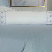 Kit: 1 Cobre-leito Casal + 2 porta-travesseiros Percal 200 fios com Bordado Inglês - Florata Azul e Branco - Dui Design
