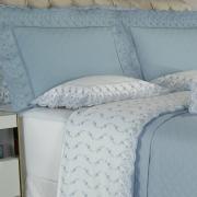 Kit: 1 Cobre-leito Queen + 2 porta-travesseiros Percal 200 fios com Bordado Inglês - Florata Azul e Branco - Dui Design