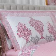 Kit: 1 Cobre-leito Queen + 2 porta-travesseiros Cetim 300 fios - Geneva Rosa Velho - Dui Design