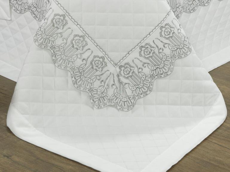Kit: 1 Cobre-leito Casal + 2 porta-travesseiros Cetim de Algodo 300 fios com Bordado Ingls - Glamour Branco e Cinza - Dui Design