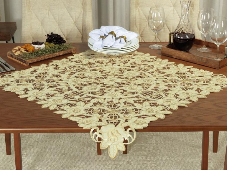 Centro de Mesa Quadrado com Bordado Richelieu 85x85cm - Godiva Bege - Dui Design