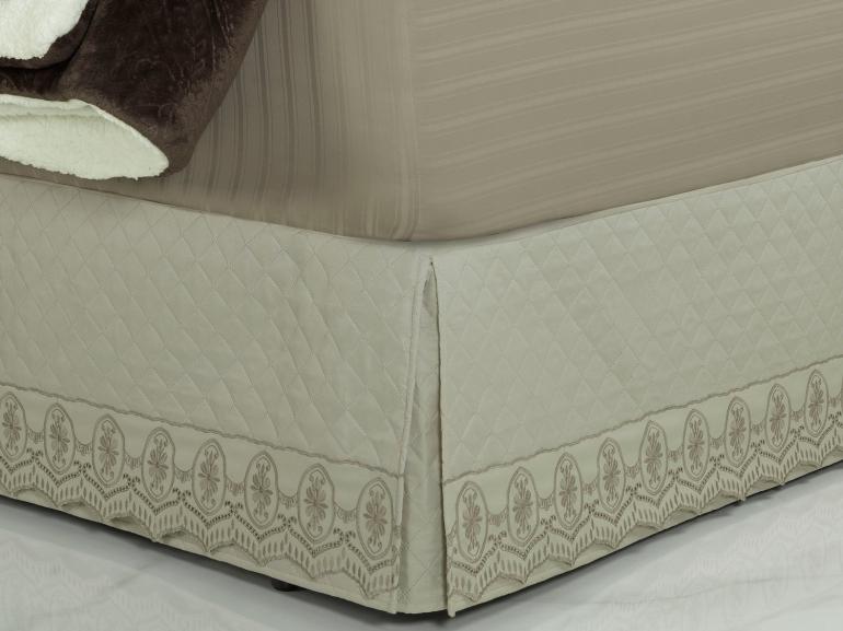 Saia para cama Box Matelassada com Bordado Inglês King - Lucerna Bege - Dui Design