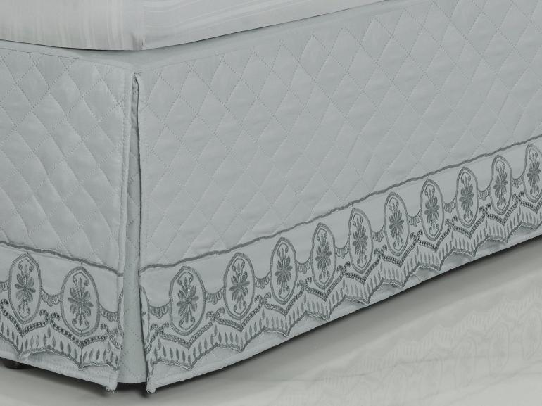 Saia para cama Box Matelassada com Bordado Inglês Casal - Lucerna Cinza - Dui Design