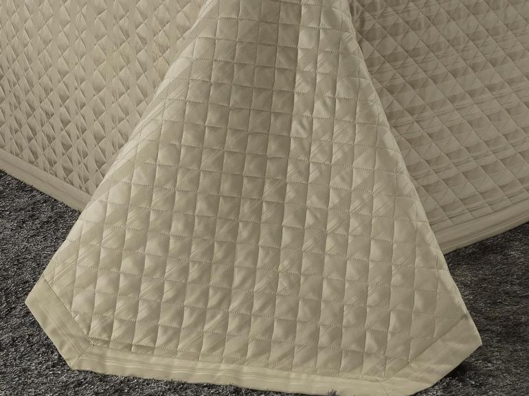 Kit: 1 Cobre-leito Casal + 2 porta-travesseiros Cetim 500 fios 100% Algodo - Luxemburgo Bege - Dui Design