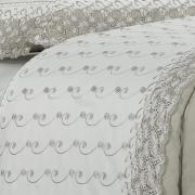 Kit: 1 Cobre-leito Queen + 2 porta-travesseiros Cetim de Algodão 300 fios com Bordado Inglês - Magestic Branco e Bege - Dui Design