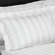 Kit: 1 Cobre-leito Casal + 2 porta-travesseiros Cetim 300 fios 100% Algodo - Magnom Branco - Dui Design