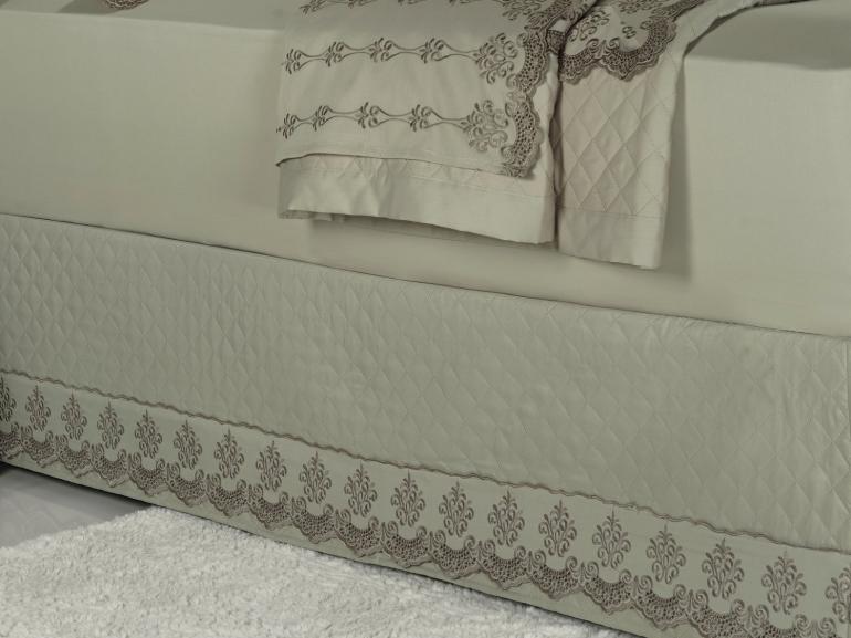 Saia para cama Box Matelassada com Bordado Inglês King - Marbella Bege - Dui Design