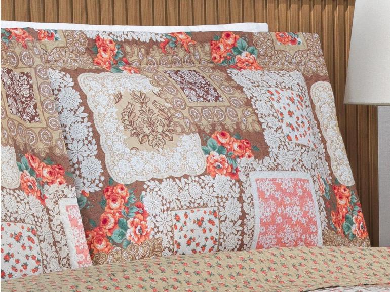 Kit: 1 Cobre-leito King Bouti de Microfibra Ultrasonic Estampada + 2 Porta-travesseiros - Mary Bege e Carmim - Dui Design