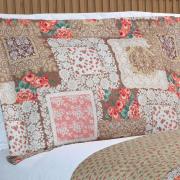 Kit: 1 Cobre-leito King Bouti de Microfibra Ultrasonic Estampada + 2 Porta-travesseiros - Mary Bege e Carmim - Dui Design