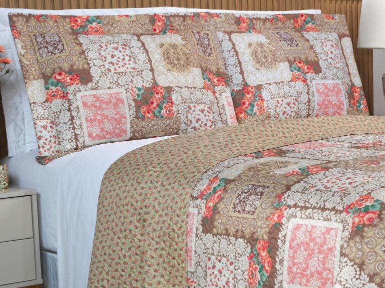 Kit: 1 Cobre-leito King Bouti de Microfibra Ultrasonic Estampada + 2 Porta-travesseiros - Mary Bege e Carmim - Dui Design