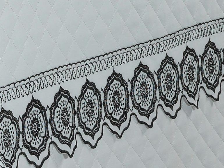 Kit: 1 Cobre-leito Casal + 2 porta-travesseiros Cetim de Algodão 300 fios com Bordado Inglês - Medallion Branco e Preto - Dui Design