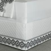 Saia para cama Box Matelassada com Bordado Inglês Queen - Medallion Branco e Preto - Dui Design
