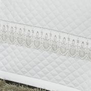 Kit: 1 Cobre-leito Casal + 2 porta-travesseiros Cetim de Algodo 1.000 fios com Bordado Ingls - Messina Gelo - Dui Design
