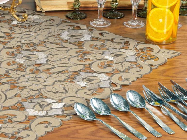 Centro de Mesa Quadrado com Bordado Richelieu 85x85cm - Monalisa Bege - Dui Design