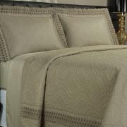 Kit: 1 Cobre-leito Casal + 2 Porta-travesseiros Microfibra Toque Acetinado com Bordado Ingls - Newport Bege - Dui Design