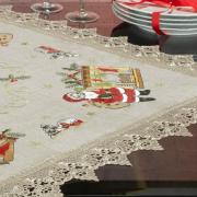 Centro de Mesa Natal Quadrado de Linho com Bordado Richelieu 85x85cm - Nicolau Bege - Dui Design