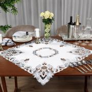 Centro de Mesa Quadrado com Bordado Richelieu 85x85cm - Orion Natural - Dui Design