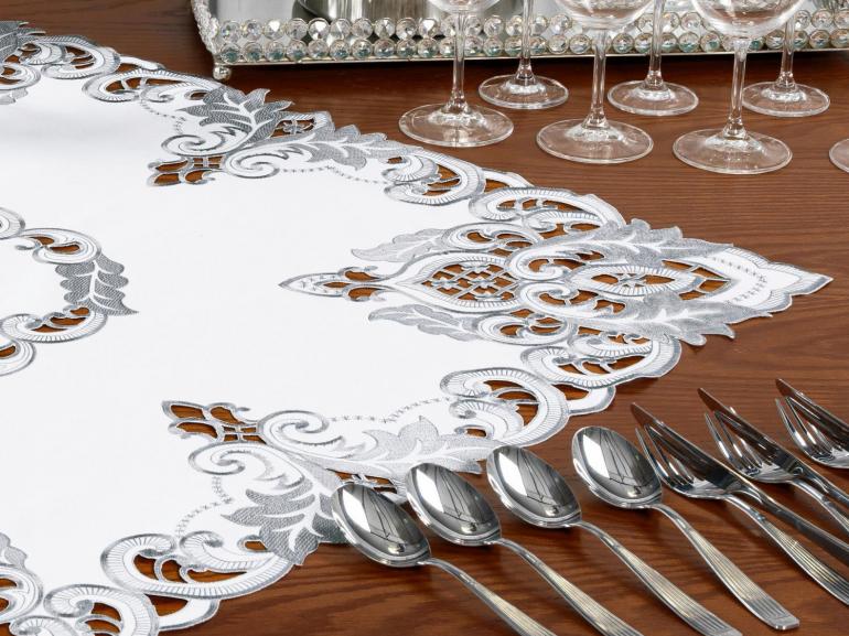 Centro de Mesa Quadrado com Bordado Richelieu 85x85cm - Orion Natural - Dui Design