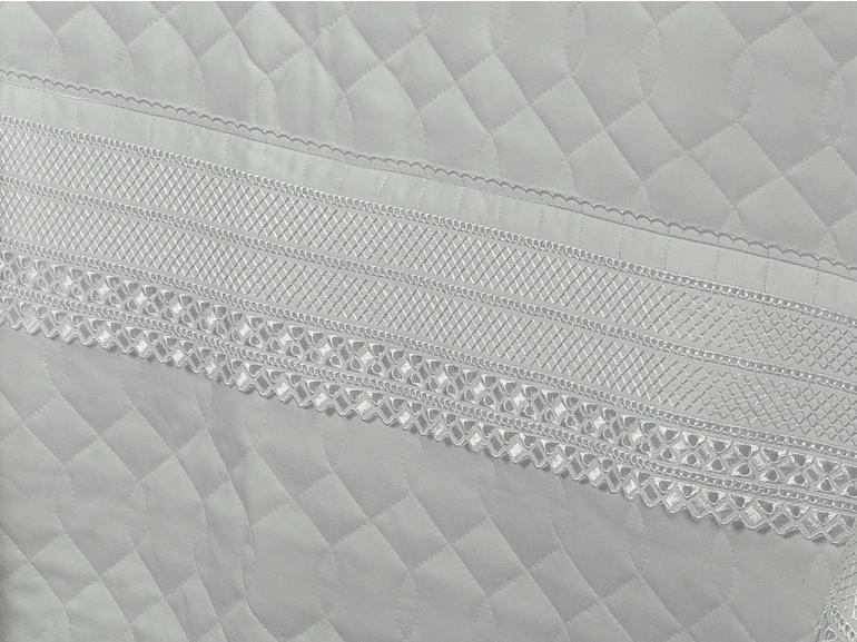 Kit: 1 Cobre-leito King + 2 porta-travesseiros Cetim de Algodo 1.000 fios com Bordado Ingls - Passini Branco - Dui Design