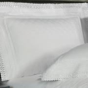Kit: 1 Cobre-leito King + 2 porta-travesseiros Cetim de Algodo 1.000 fios com Bordado Ingls - Passini Branco - Dui Design
