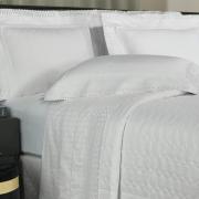 Kit: 1 Cobre-leito Queen + 2 porta-travesseiros Cetim de Algodo 1.000 fios com Bordado Ingls - Passini Branco - Dui Design