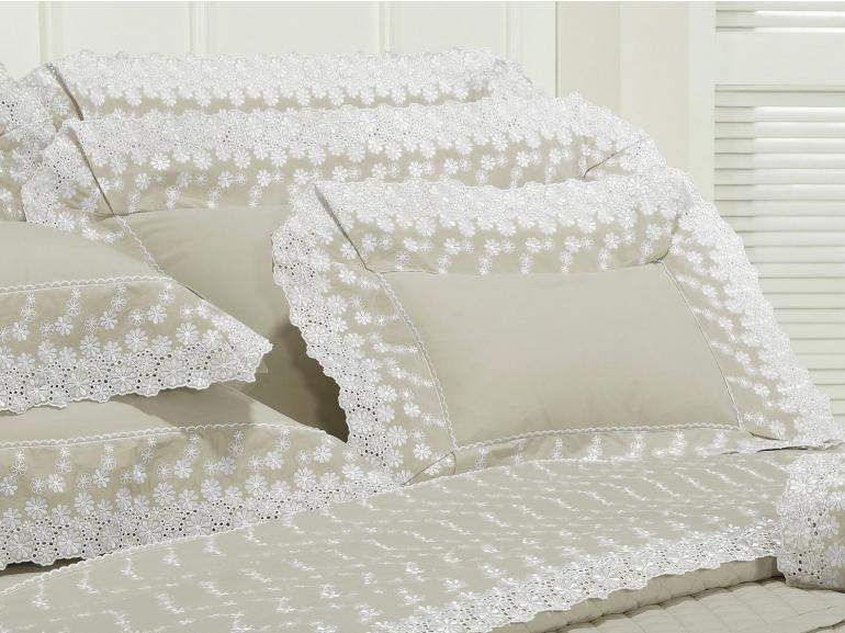 Kit: 1 Cobre-leito Casal + 2 porta-travesseiros Percal 200 fios com Bordado Ingls - Primavera Bege e Branco - Dui Design