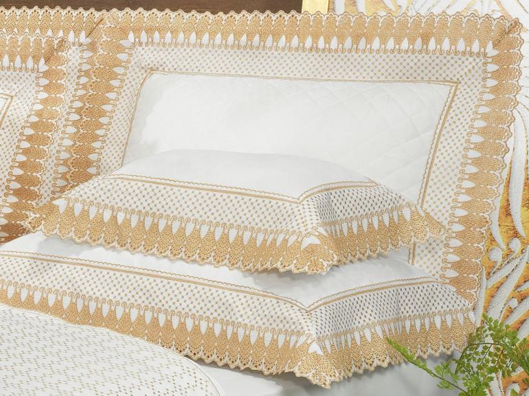 Kit: 1 Cobre-leito Queen + 2 porta-travesseiros Percal 200 fios com Bordado Inglês - Princess Branco e Dourado - Dui Design