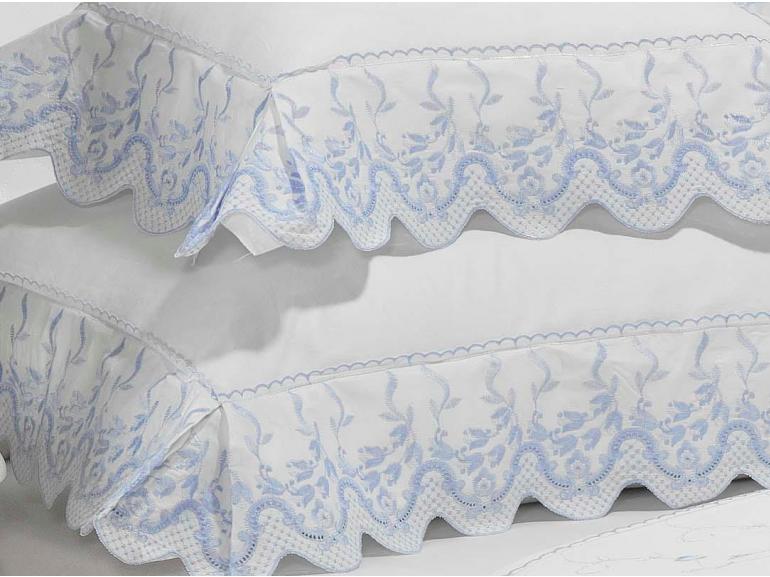 Kit: 1 Cobre-leito Casal + 2 porta-travesseiros Cetim de Algodo 300 fios com Bordado Ingls - Ravenna Branco e Azul Cu Lavanda - Dui Design