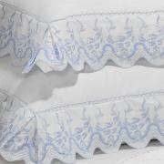 Kit: 1 Cobre-leito Queen + 2 porta-travesseiros Cetim de Algodo 300 fios com Bordado Ingls - Ravenna Branco e Azul Cu Lavanda - Dui Design