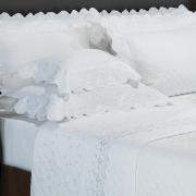 Kit: 1 Cobre-leito Casal + 2 porta-travesseiros Cetim de Algodo 300 fios com Bordado Ingls - Ravenna Branco - Dui Design