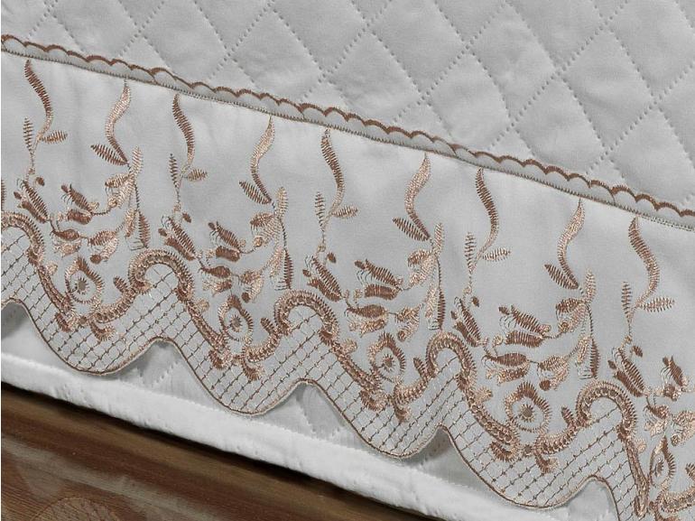 Saia para cama Box Matelassada com Bordado Ingls Solteiro - Ravenna Branco e Rosa Velho - Dui Design