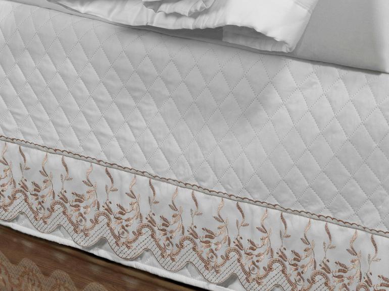 Saia para cama Box Matelassada com Bordado Ingls Solteiro - Ravenna Branco e Rosa Velho - Dui Design