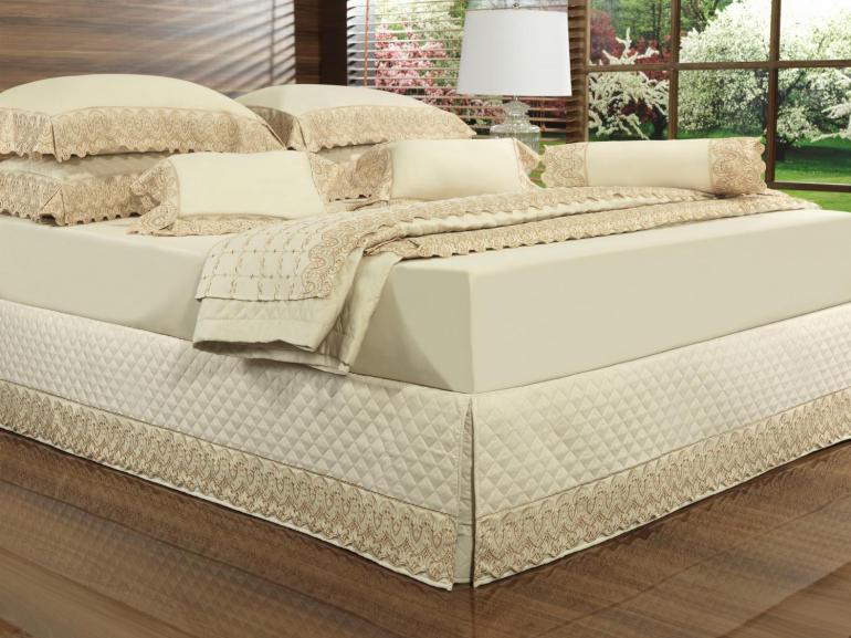 Saia para cama Box Matelassada com Bordado Ingls Casal - Regence Natural e Gold - Dui Design
