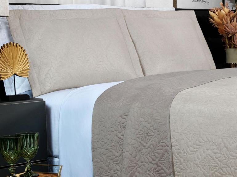Kit: 1 Cobre-leito Casal Bouti de Microfibra Ultrasonic  + 2 Porta-travesseiros - Serenity Bege - Dui Design